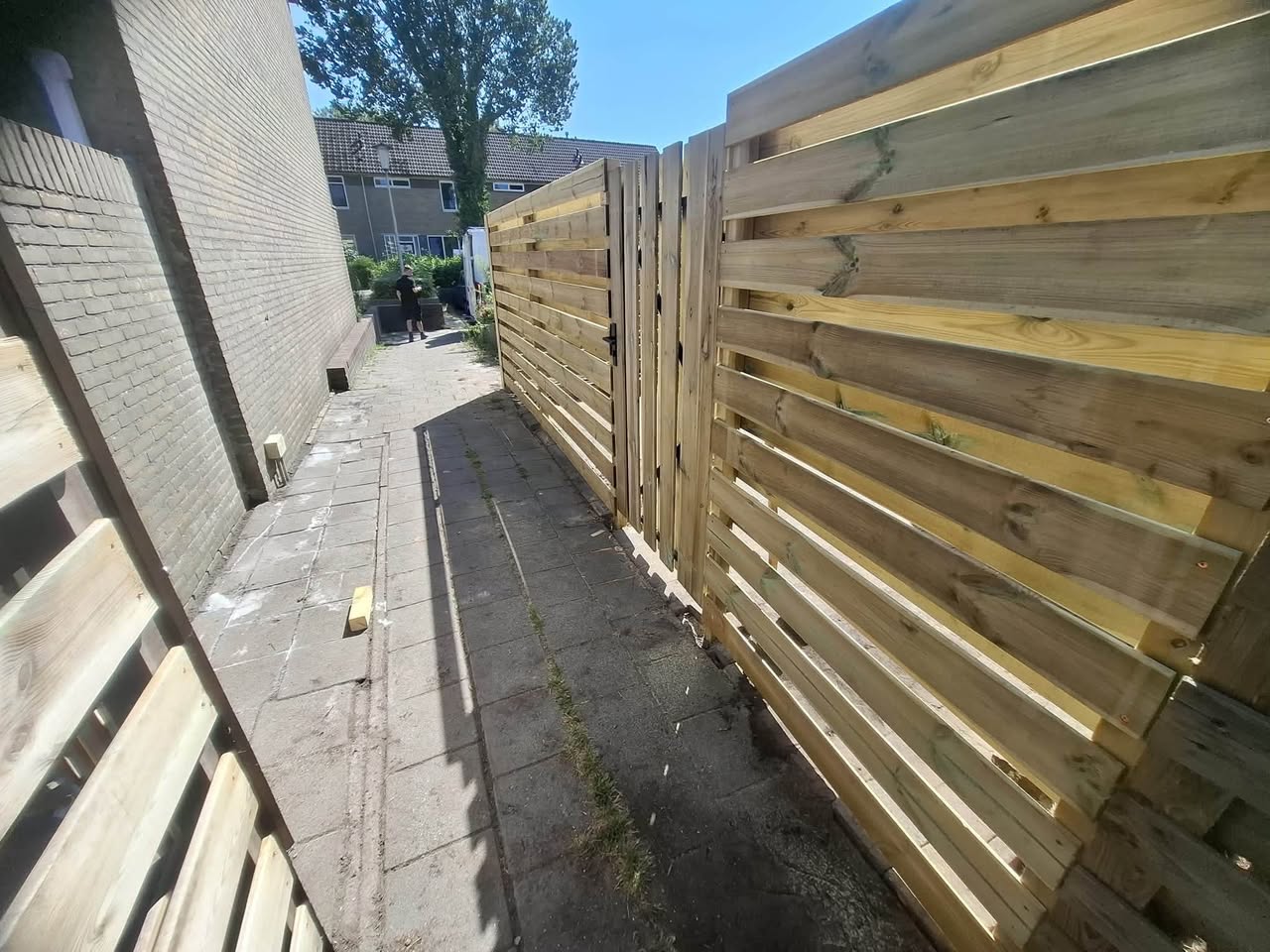 Moderne Schutting met Gaaspaneel gemonteerd — Veendam